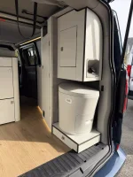 Toiletten-Nachrüstung mit Schranklösung für Ford Nugget V710 L2 - Mit Montage